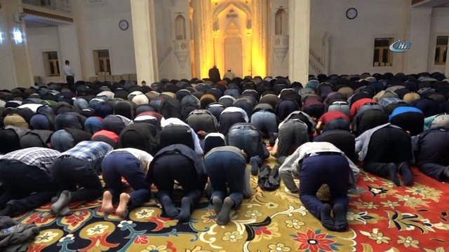 İlk teravih namazında dualar Filistinliler için