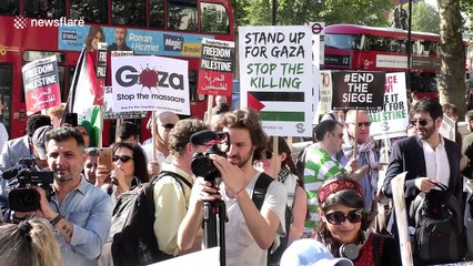 Tải video: People protest outside Downing Street after Israeli killing of Palestinian demonstrators