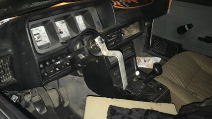 Direksiyonsuz Otomobille Duvara Çarptılar: 2 Yaralı