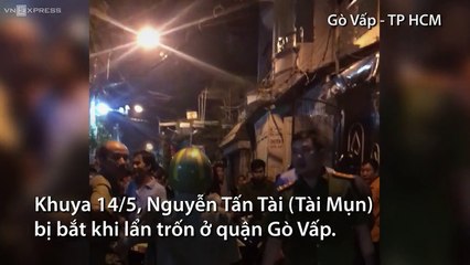 Người dân kể cảnh sát leo nóc nhà bắt nghi can đâm chết hai hiệp sĩ