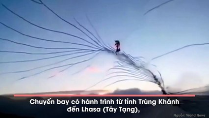 Clip cửa sổ buồng lái bị vỡ, phi công Trung Quốc bị hút ra ngoài khiến CĐM thót tim