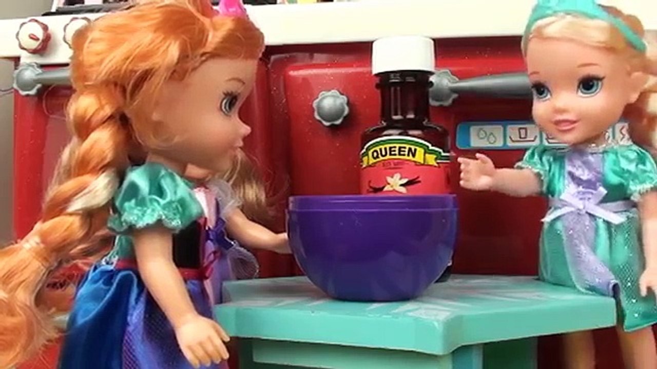 Anna and Elsa Cooking Play Date! Toddlers Elsya Annya cook cupcakes ...