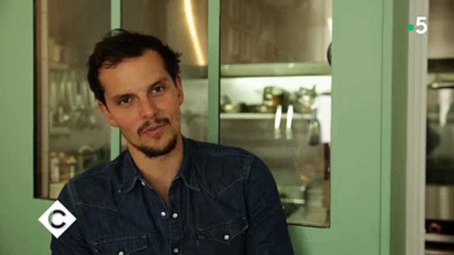 La déclaration d'amour de Julien Arbelaez qui émeut Laury Thilleman en direct dans C à vous - Regardez