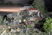 Kereste Yüklü Kamyon Uçurumdan Düştü: Korkup Atlayan Muhtar, Hayatını Kaybederken 3 Kişi Yaralandı