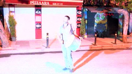 İlk gün sokaklar davul sesleriyle inledi