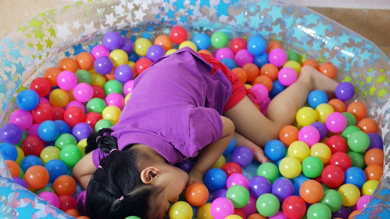 Trò Chơi Tắm Bể Bơi Bóng Khổng Lồ- Bé Học Màu Sắc Tiếng Anh- Titi Channel- Bé Ánh Mai