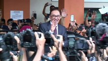 Malaysia's Anwar walks free following pardon (2)