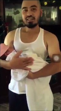 Ông bố râu ria bặm trợn nhưng lại hát ru con cực ngọt