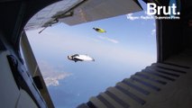 Ils racontent comment ils sont rentrés dans un avion en plein vol en wingsuit