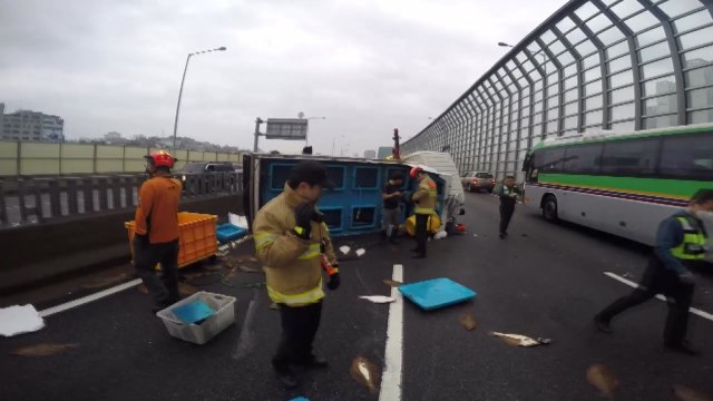 화물차가 고속도로 중앙분리대 들이받아 / YTN