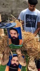 ਗੁਰੂ ਅਰਜੁਨ ਦੇਵ ਜੀ ਬਾਰੇ ਬਕਵਾਸ ਕਰਨ ਵਾਲੇ ਮੂਤ ਪੀਣੇ ਪਖੰਡੀ ਦਾ ਕੱਢ ਦਿੱਤਾ ਲੋਕਾਂ ਨੇ ਜਲੂਸ ਦੇਖੋ ਕਿਵੇਂ ਛਿੱਤਰ ਫਿਰਦਾ