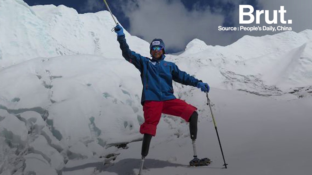 Amputé des deux jambes, il grimpe l'Everest