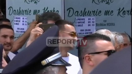Report TV - Sali Lushaj dhe “Stresi” në protestë, kërkojnë dorëheqjen e Xhafës