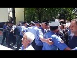 Ora News - PD proteston para ministrisë së Xhafajt, i bashkohet dhe Stresi e Sali Lusha