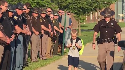 Η συγκινητική έκπληξη 70 αστυνομικών σε έναν 5χρονο που έχασε τον μπαμπά του