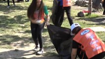 İzmir Meles Deltası'nda Temizlik Yapan Öğrenciler, Yarım Saatte 13 Poşet Çöp Topladı