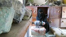 شابة يمنيّة تمنع صناعة العقيق من الموت في زمن الحرب