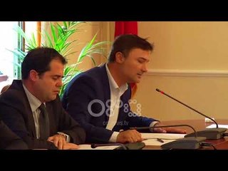 Ora News - Alibeaj pyet ku është Ministri, Xhafaj shfaqet tek grupi i PS-së