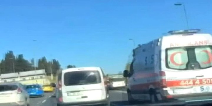E-5 Karayolu'nda Trafik Magandası, Makas Atarak Ambulansla Yarıştı