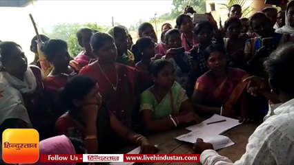 जोबारानी के हत्यारों की गिरफ्तारी के लिए थाना में महिलाओं ने दिया धरना