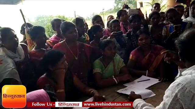 जोबारानी के हत्यारों की गिरफ्तारी के लिए थाना में महिलाओं ने दिया धरना