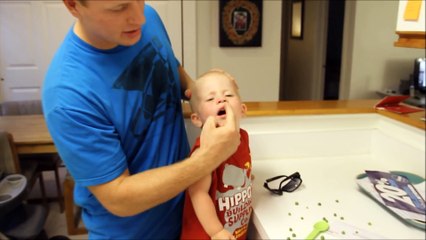 La technique rigolote d'un papa pour enlever le petit pois coincé dans le nez de son fils