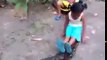 Ces enfants jouent sur un python énorme... Même pas peur