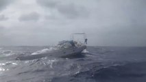 Des marins découvrent un bateau à la dérive au milieu de l'océan