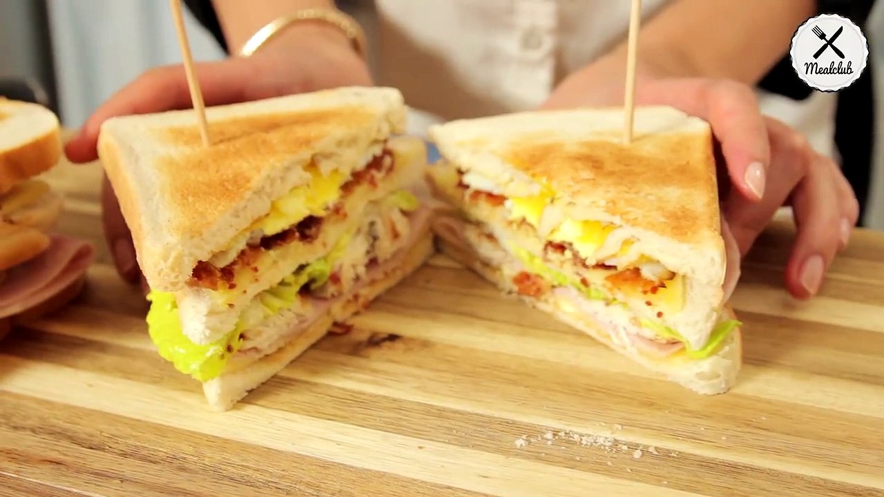 Wusstet ihr, dass ein klassisches Club-Sandwich aus geröstetem Toastbrot, Hühnerbrust, gebratenem Speck, Kopfsalat und Mayonnaise besteht? Wir haben das perfekt