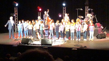 Les enfants de Sarceaux chantent avec Pierre Perret