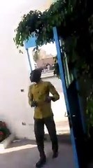 Un policier entre dans une école privée et tabasse le gardien