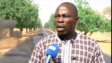 Les populations du village de Fallou Sene bloquent la route et déversent leur colère sur...