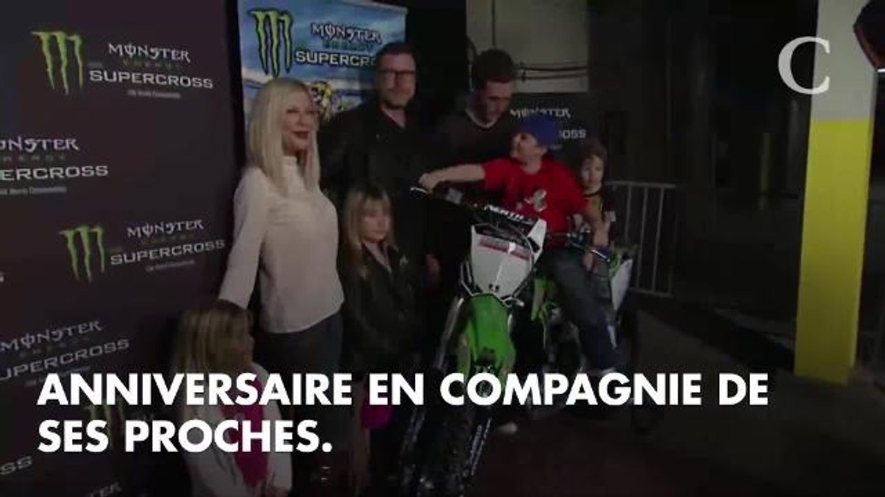 PHOTOS. Tori Spelling : son évolution physique depuis ses débuts à "Beverly Hills"