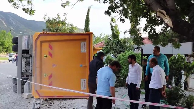Freni boşalan kamyon 3 araca çarptı: 1 yaralı - DENİZLİ