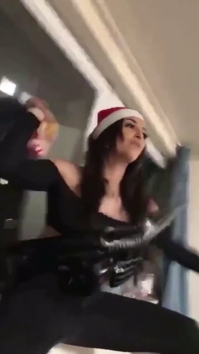 Elle assomme sa copine avec une boite de nuggets surgelés... FAIL