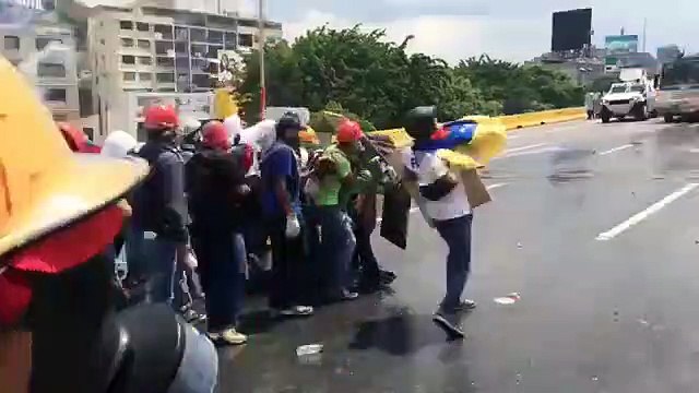 Venezuela : Des manifestants résiste face au canon à eau !