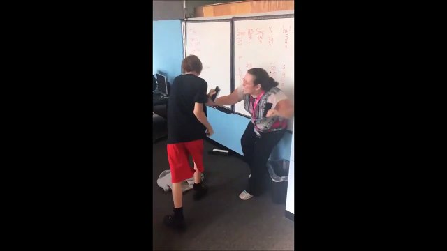 Quand tu pousses ta prof au sol et qu'elle simule comme un joueur de foot