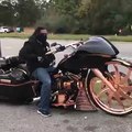 La moto de ce biker est incroyable