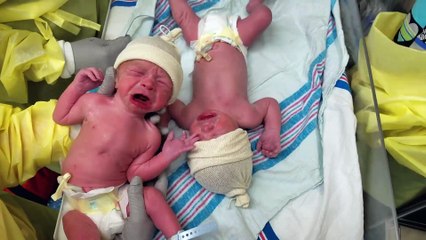Ce jumeaux nouveaux nés s’arrêtent de pleurer quand on les colle l'un sur l'autre