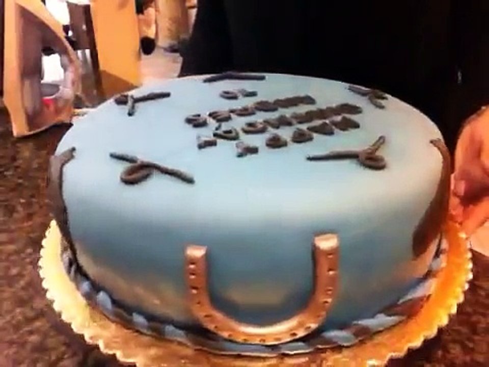 Como darle brillo a tu pastel de fondant