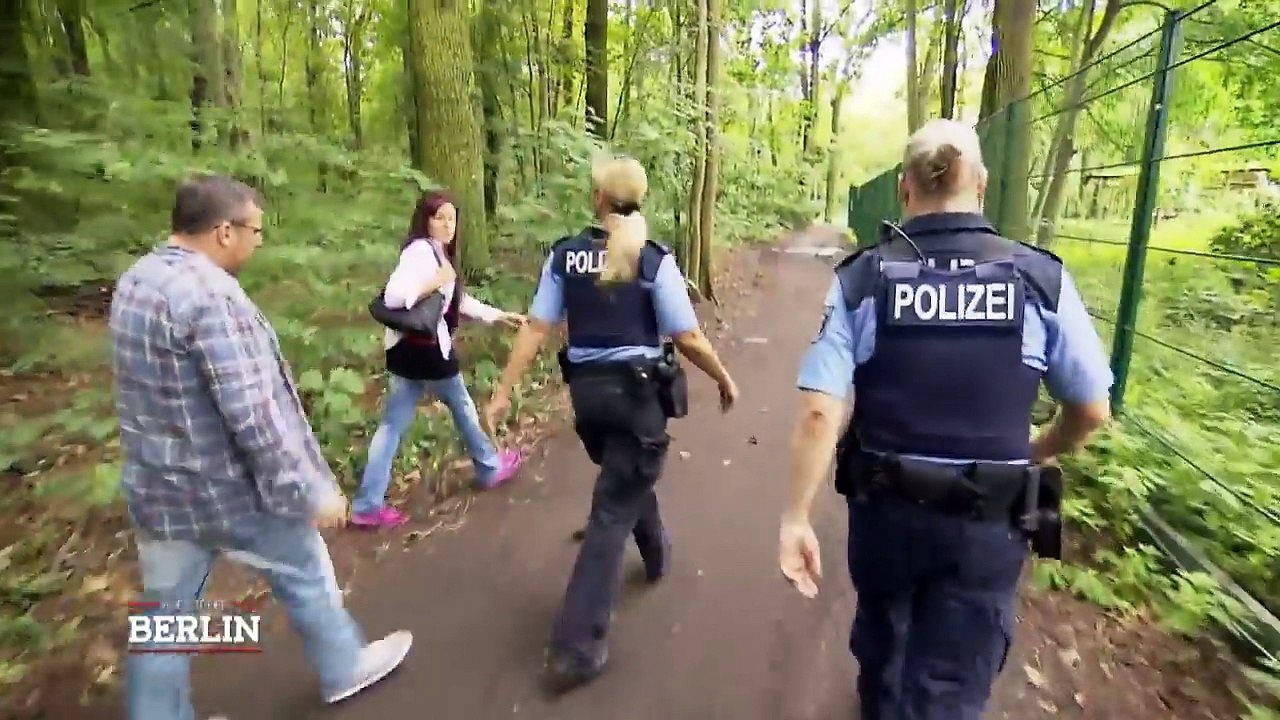 "Bitte, bitte holen Sie den Hund da raus!" -Hund im Auto gefangen? | Auf Streife - Berlin | SAT.1 TV