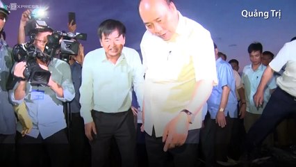 Thủ tướng mua cá, tặng quà cho ngư dân