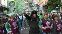 Argentinos protestam contra ‘tarifaço’ e FMI