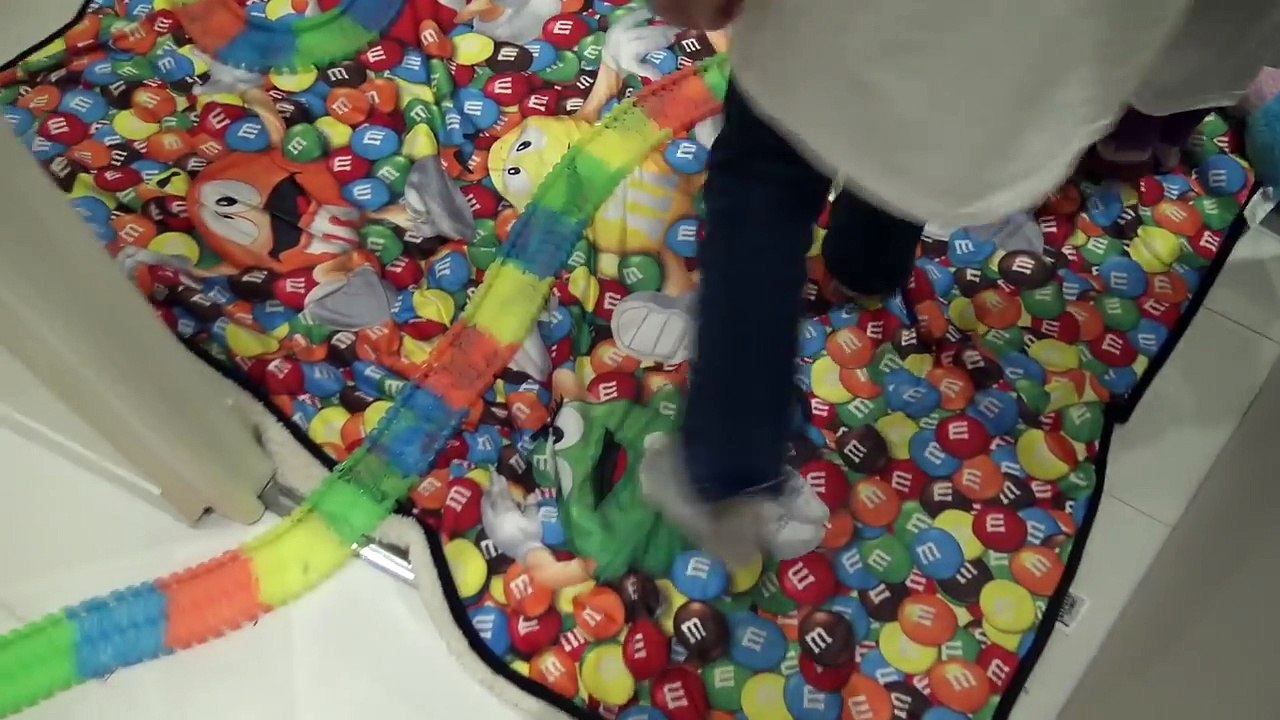 ON L'A FAIT !! • 100 Mètres de Circuit et 22 Voitures dans la Maison - Studio Bubble Tea