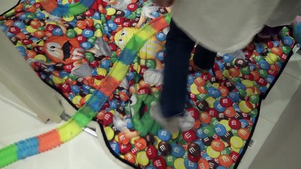 ON L'A FAIT !! • 100 Mètres de Circuit et 22 Voitures dans la Maison - Studio Bubble Tea