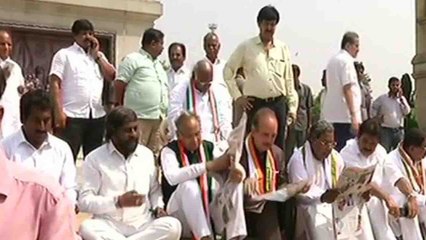 Karnataka में Congress का Protest जारी, Yedurappa के CM Oath पर बवाल | वनइंडिया हिंदी