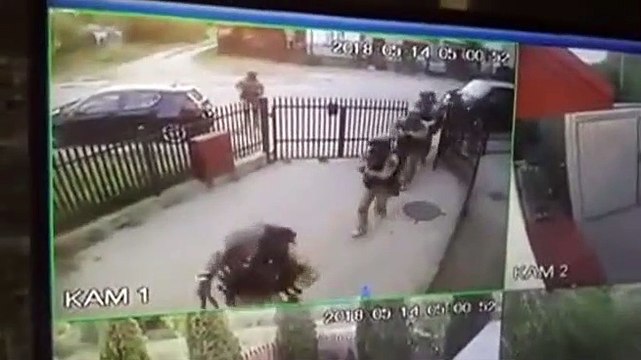 Des policiers d’élite polonais qui n'arrivent pas à défoncer une porte