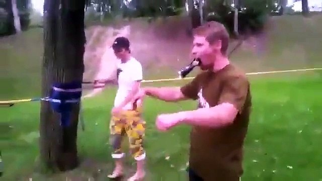 Teneke kutu ile motosiklet sesi çıkaran adam