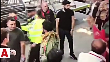 Türk bayrağını teröristlere kaptırmamak için mücadele veren kadın