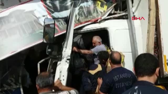 Büyükçekmece'de Sürücüsünün Direksiyon Hakimiyetini Kaybettiği Kamyon İş Yerine Girdi